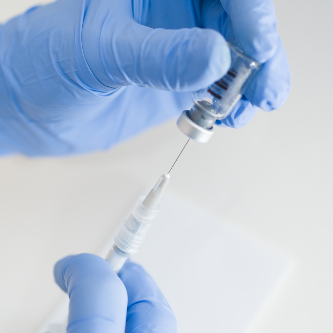 не зжат hands in blue gloves draw the drug into a syringe